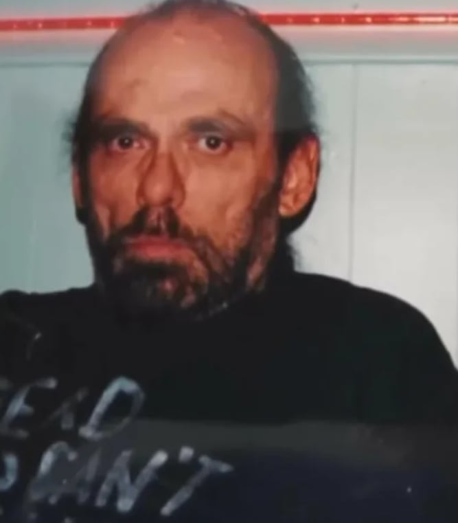 Raymond murió en 2025 sin enfrentar cargos por los crímenes que la investigación ahora le atribuye (CBS News)