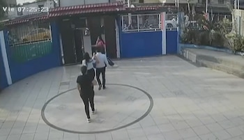 La niña ingresó a su