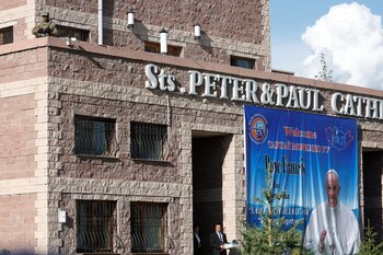 Miembros de seguridad montan guardia