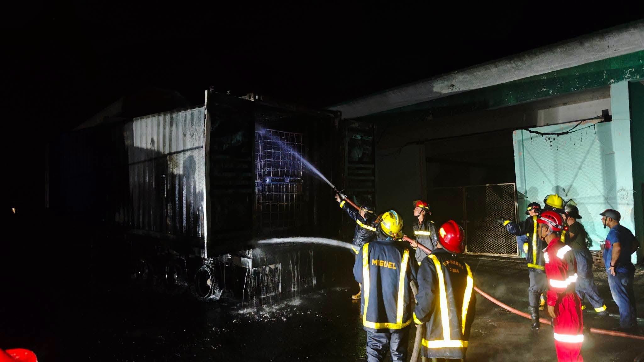 Integrantes del Cuerpo de Bomberos, trabajadores y vecinos colaboraron en la contención del fuego. (Foto: CNC TV Granma)