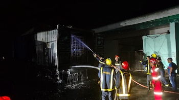 Integrantes del Cuerpo de Bomberos, trabajadores y vecinos colaboraron en la contención del fuego. (Foto: CNC TV Granma)