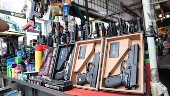 Armas de juguete en un