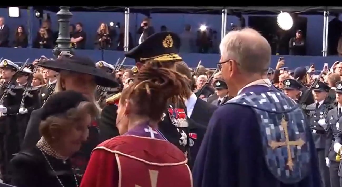 La reina Sonia, acompañada de los reyes Haakon y Mette-Marit, llega a la catedral de Oslo