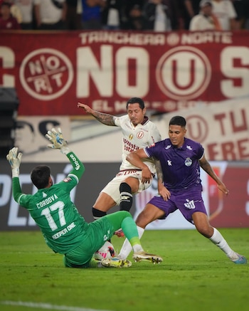 Gianluca Lapadula fue bien controlado por Flavio Alcedo pese a que logró anotar un gol de penal. - créditos: Liga 1