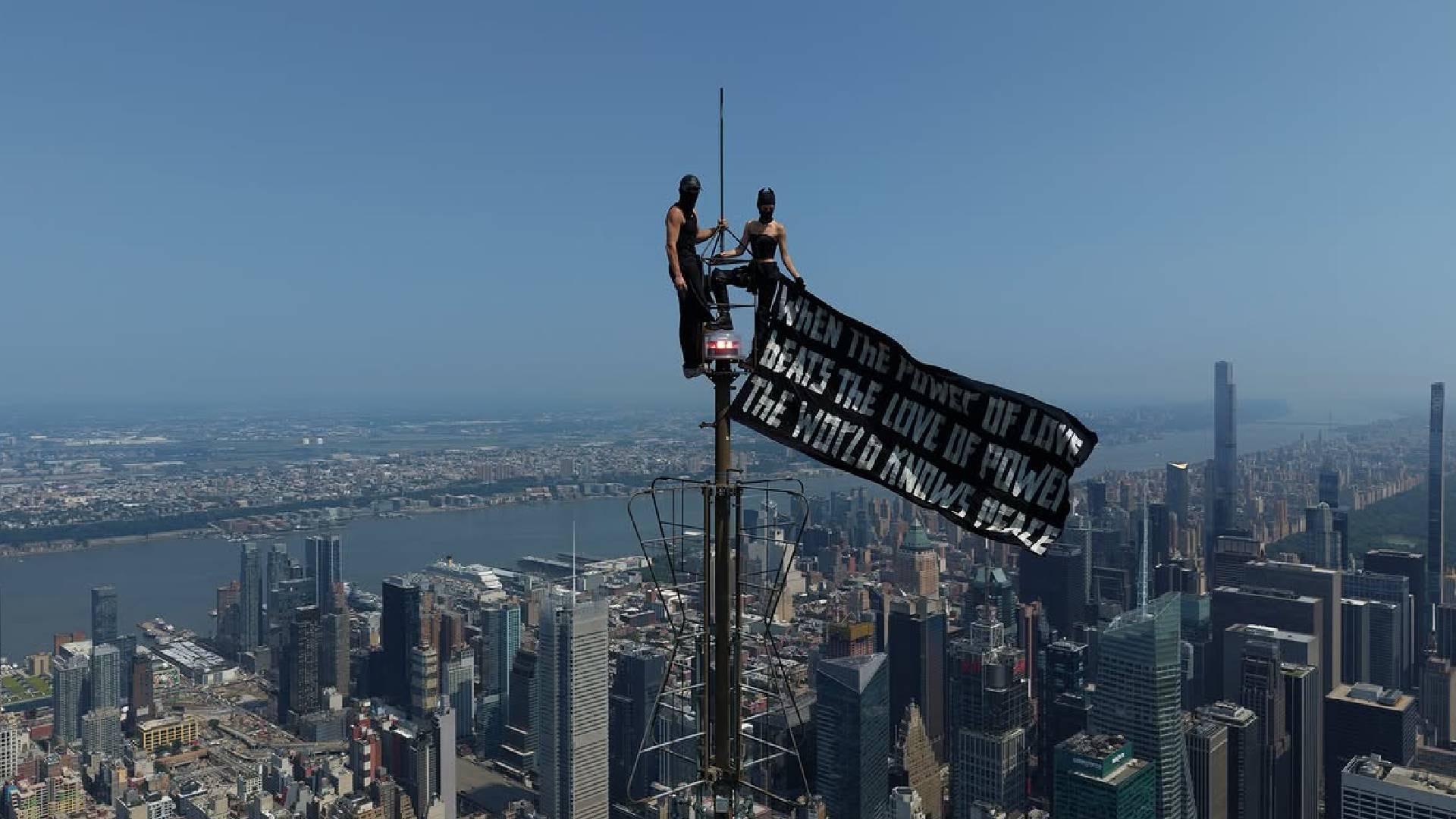 Angela Nikolau e Ivan Kuznetsov desplegaron una pancarta desde la antena del Empire State Building y fueron arrestados en Midtown Manhattan (@angela_nikolau)