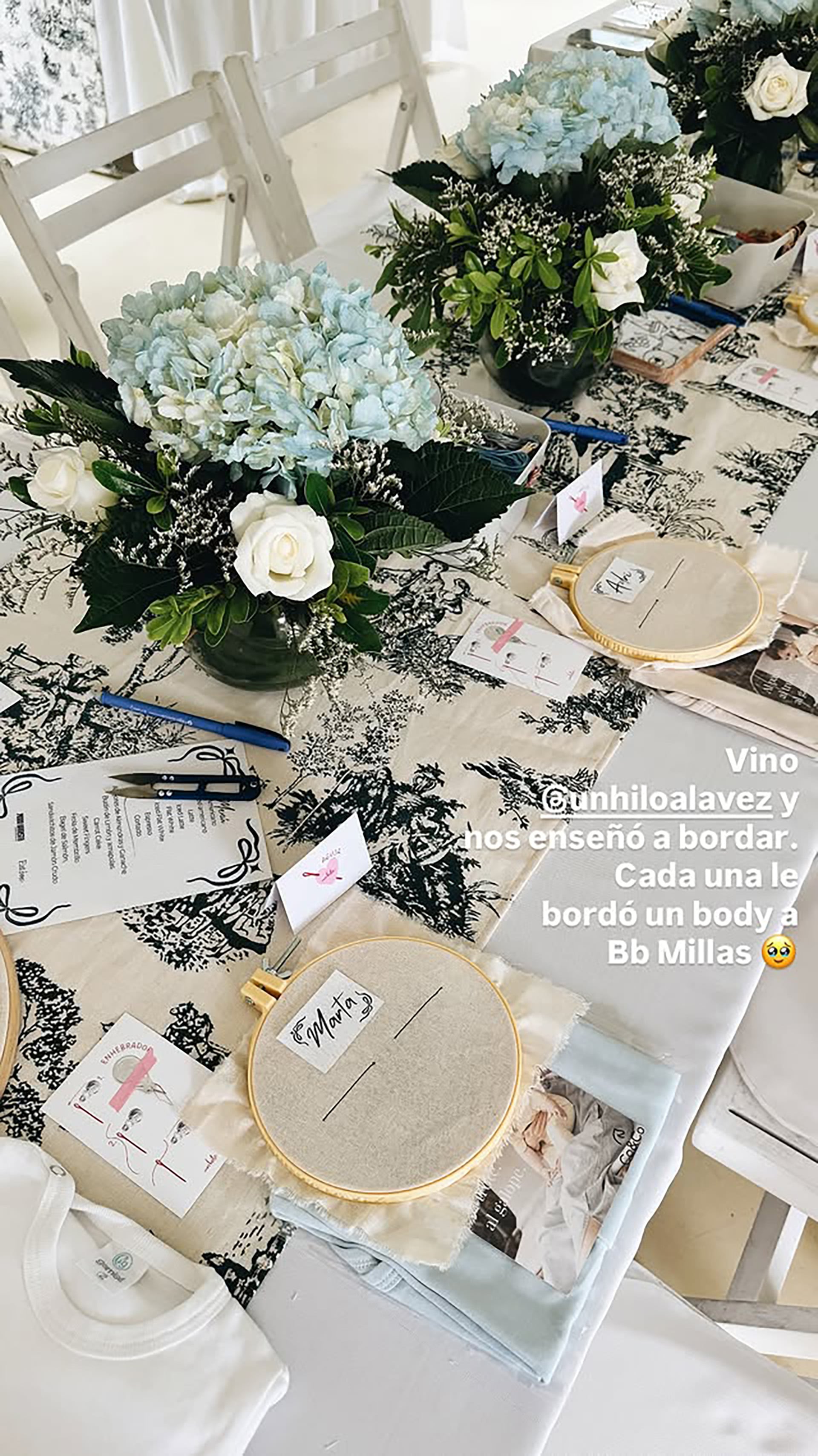 Cada invitada tuvo un kit de bordado y un body para decorarlo a su gusto