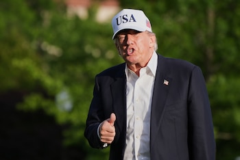 El presidente Donald Trump saluda a los periodistas mientras camina por el jardín sur de la Casa Blanca, viernes 15 de mayo de 2026, en Washington, al regresar de Beijing, donde se reunió con el presidente chino Xi Jinping. (Foto AP/Jacquelyn Martin)