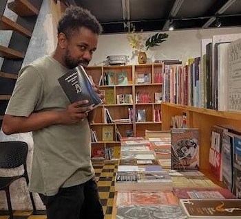 Wingston González ganó el Premio de Literaturas Indígenas de América 2026 con Un poquito más allá, una obra escrita en garífuna.