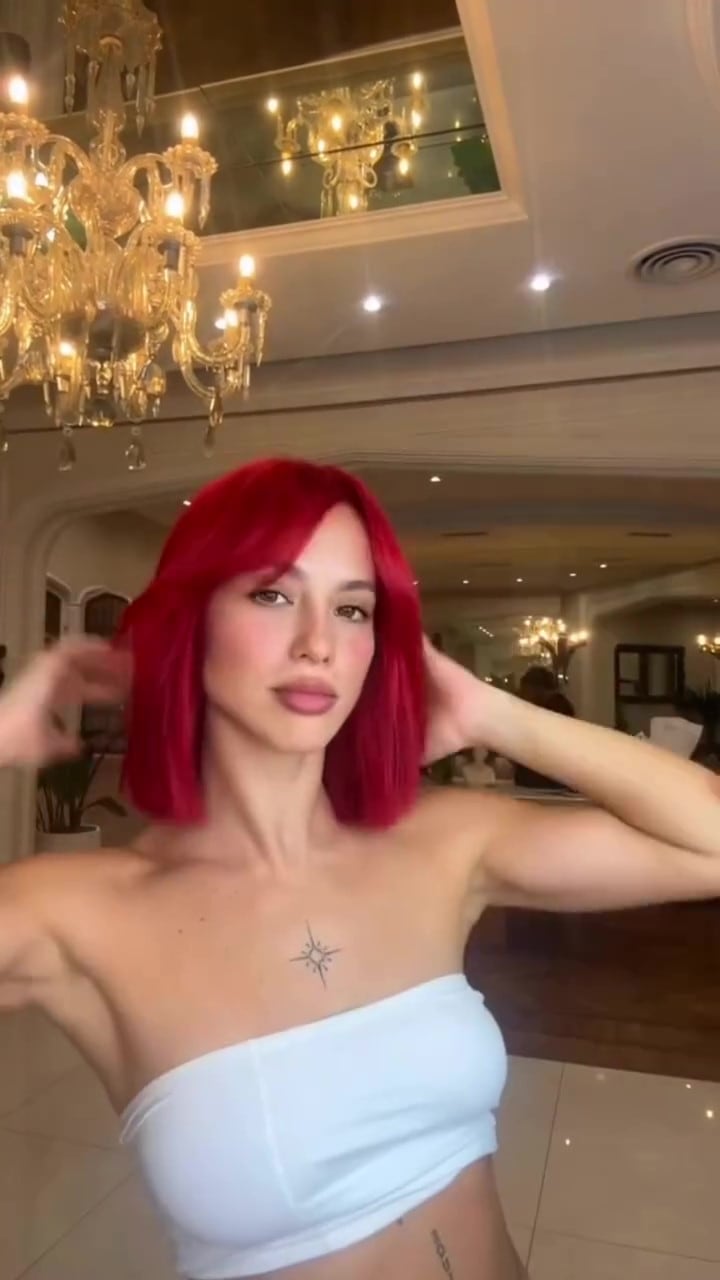 Flor Vigna posa con su nuevo y atrevido corte de cabello bob rojo inspirado en el estilo de Hollywood, mostrando su transformación.