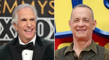 Fotografía dividida con Henry Winkler a la izquierda con esmoquin y Tom Hanks a la derecha con un chaleco verde.