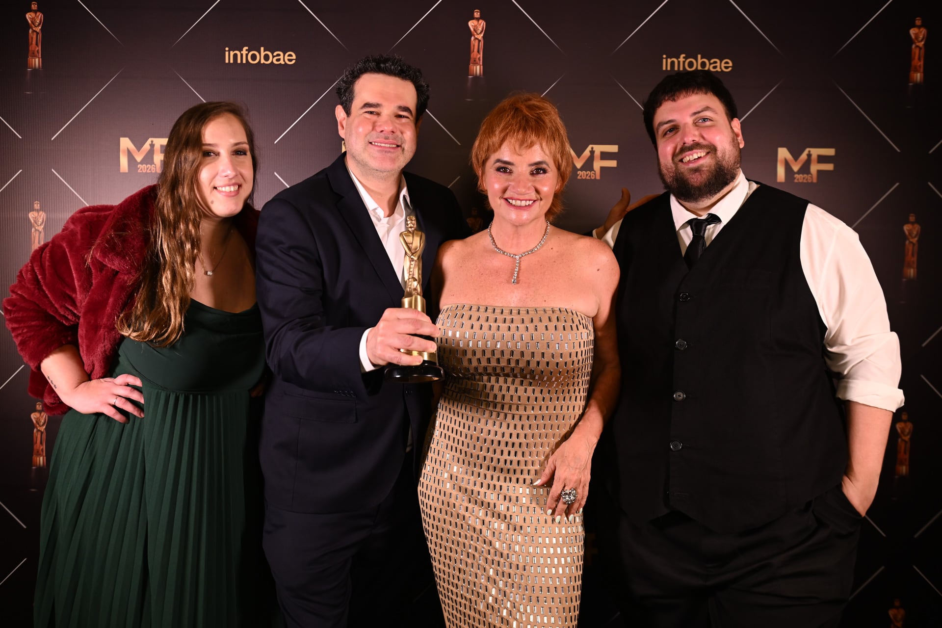 Nancy Pazos y su equipo recibieron el Martín Fierro a Mejor programa de interés general en AM por El amor es más fuerte