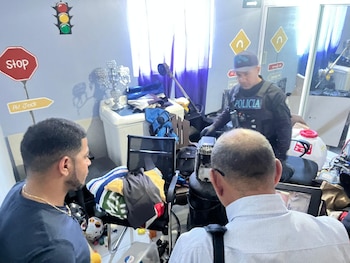 Las autoridades incautaron motocicletas, pasolas, tarjetas bancarias, teléfonos celulares y un rifle de cacería, durante el allanamiento en Sabaneta. /(Redes Diego Pesqueira)