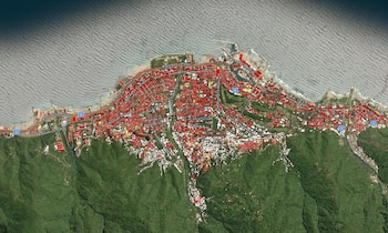 Captura de pantalla del mapa interactivo creado por del Sistema de Información Geográfica Earthdata de la NASA, que muestra en color rojo los edificios que tendrían más de un 75 % de probabilidades de estar dañados en la localidad de Caraballeda, en el Estado de La Guaira. Crédito: NASA