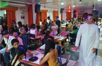 Sacerdote evangeliza en una discoteca.