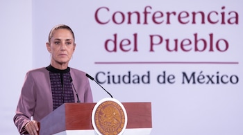 Claudia Sheinbaum habla desde un pódium con el escudo de Estados Unidos Mexicanos frente a un cartel de Conferencia del Pueblo.