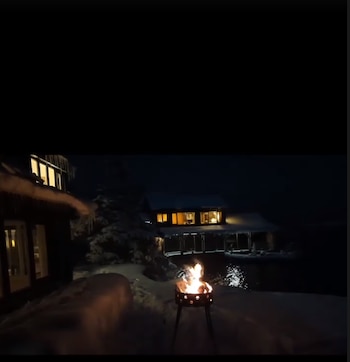 La vista nocturna del sitio