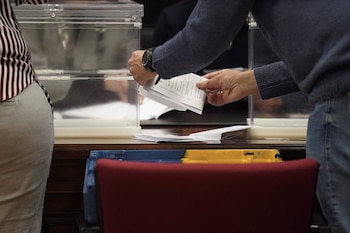 Varias personas durante el recuento del voto CERA en Bilbao el 23J. (Europa Press)