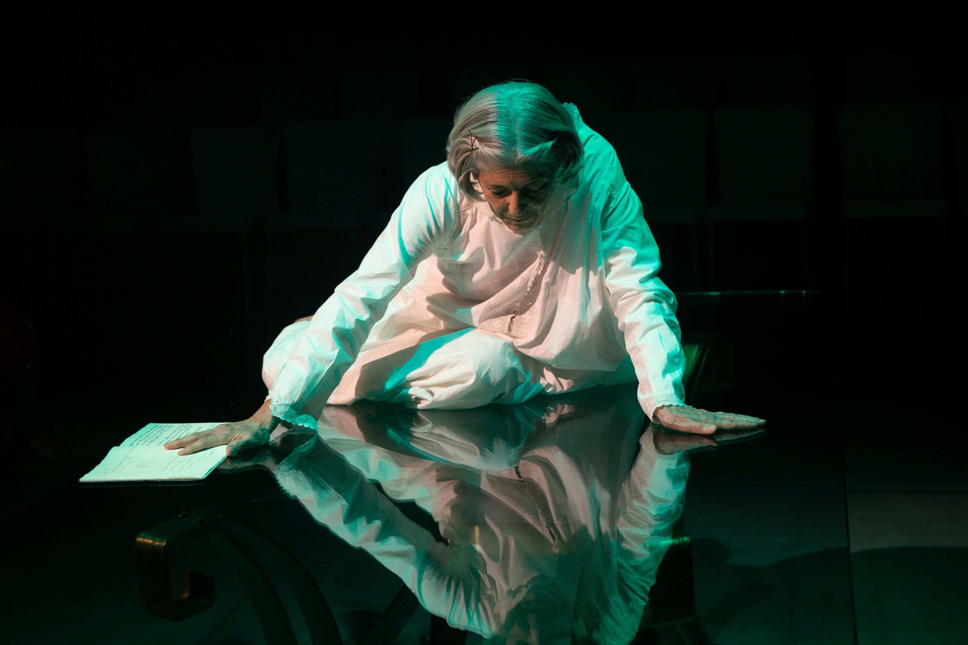 Cristina Banegas sobre la mesa que fue de su madre en