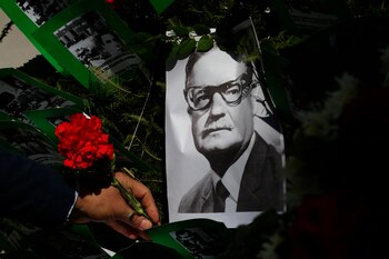 Un hombre deja una flor