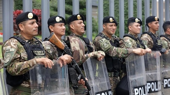 El presidente del Congreso de Perú sanciona la ley que exime a policías y militares de la justicia ordinaria