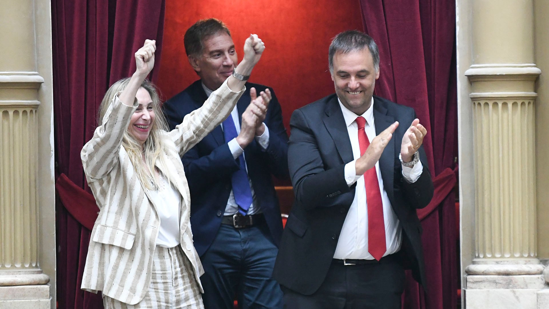 Karina Milei, Diego Santilli y Manuel Adorni celebran en Diputados la aprobación de la reforma laboral
