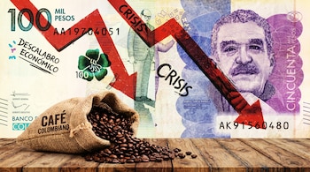 Bolsa de café colombiano abierta con granos sobre una mesa de madera. De fondo, una risografía de billetes de 100.000 y 50.000 pesos con flechas rojas y "CRISIS".
