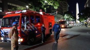 Se incendió un hotel en pleno centro porteño: hubo 6 heridos y 100 huéspedes evacuados
