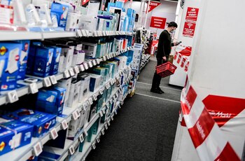 Un comprador revisa un producto