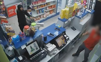 30/08/2026 Imagen de uno de los atracos perpetrados.
La Guardia Civil ha detenido a tres jóvenes, dos de ellos menores, responsables de atracar tres veces una misma estación de servicio. Los miembros de este grupo criminal cometieron otros dos atracos en la vía pública y llegaron a emplear una pistola y un arma blanca para amenazar y golpear a sus víctimas.
POLITICA ESPAÑA EUROPA MURCIA SOCIEDAD
POLICÍA NACIONAL