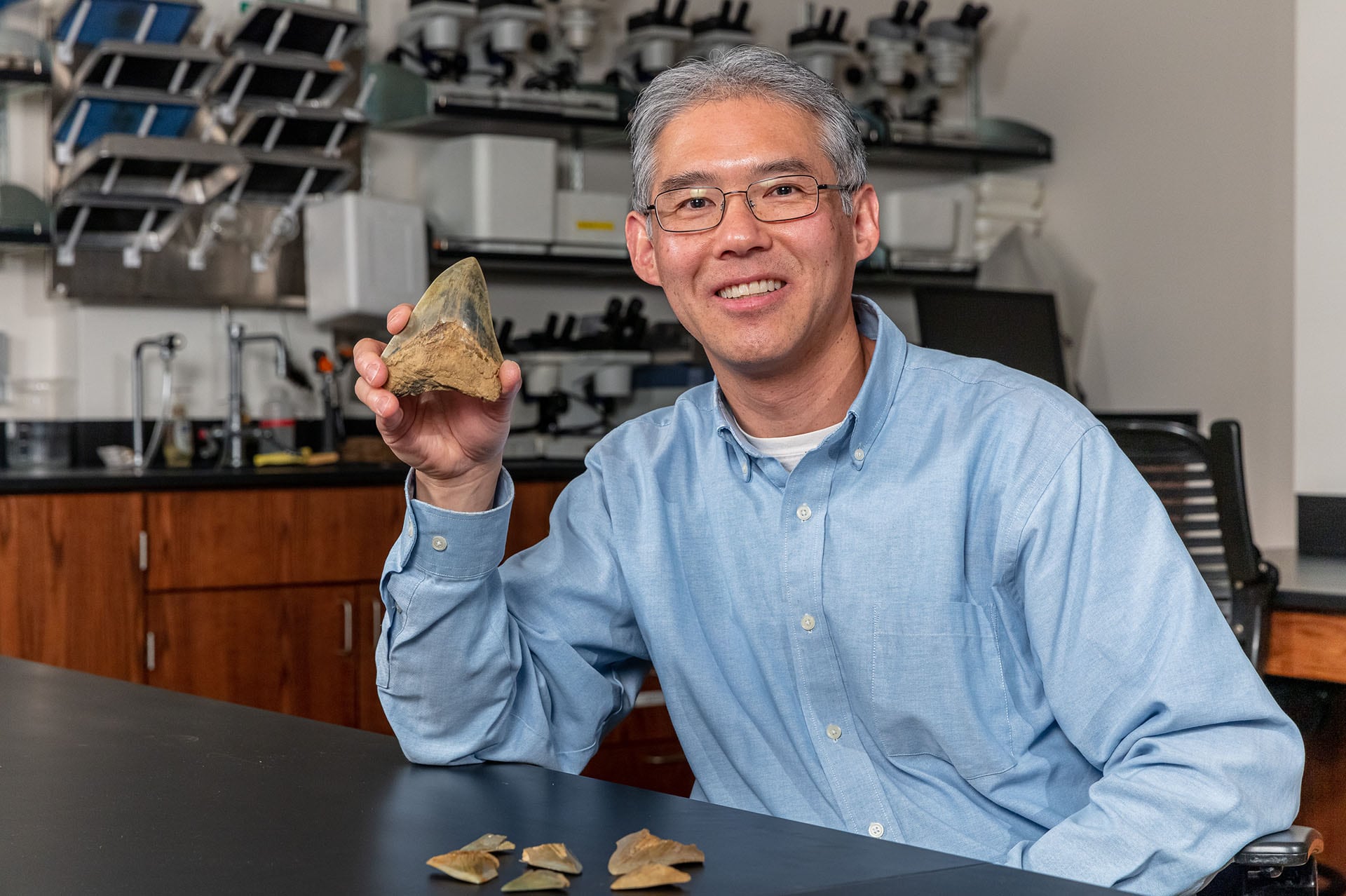Kenshu Shimada, profesor de paleobiología en la Universidad de DePaul, lideró el equipo internacional que analizó las vértebras del megalodón. (Universidad DePaul)