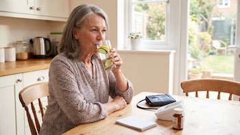 Agua de pepino con limón: qué tanto baja realmente la presión y en qué casos puede interferir con medicamentos