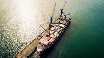 El puerto de Acajutla busca eliminar cuellos de botella, atender hasta cinco barcos en simultáneo y mejorar la carga y descarga. (Foto: Secretaría de Prensa de la Presidencia)