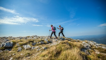 La Guardia Civil advierte de los imprescindibles para la ruta de montaña: “Planificar el itinerario para acabar con luz diurna no es una sugerencia”