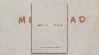 La portada de un libro beige muestra el título MI CIUDAD y el nombre Poesías de Donato Mustafá, sobre un fondo extendido y desenfocado con la misma textura.
