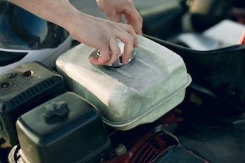 Revisión del tapón del depósito de refrigerante en el compartimento del motor. (Magnific)