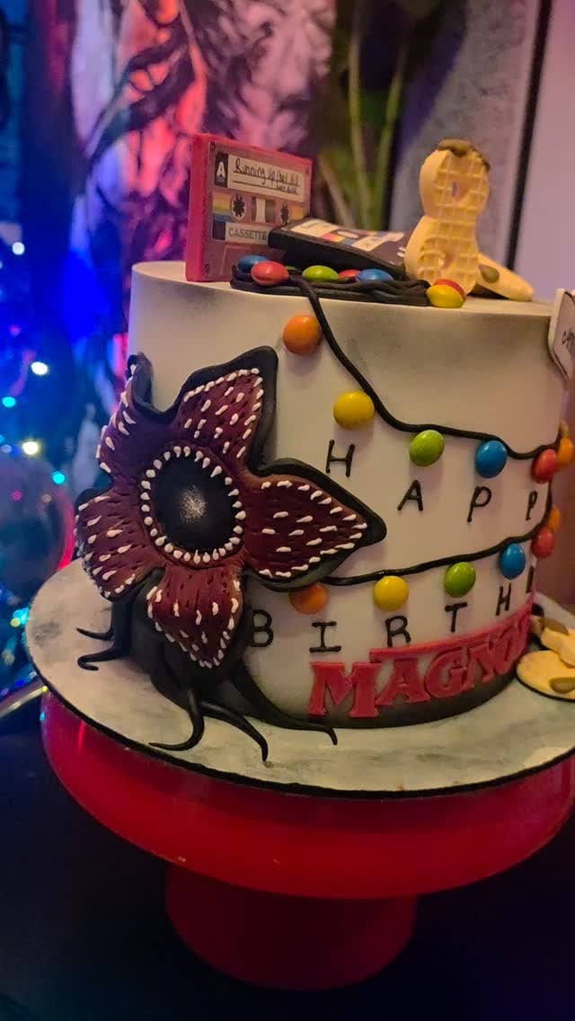 La torta del cumpleaños tematizada de Stranger Things tenía dos pisos, luces de colores, abecedario retro y la figura del Demogorgon