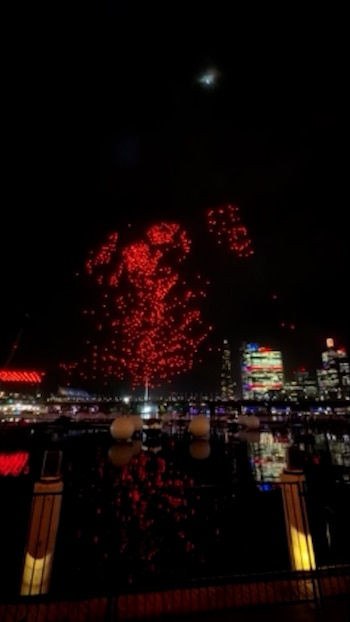 Varios drones caen en el Darling Harbour de Sídney tras un fallo en el espectáculo de luces