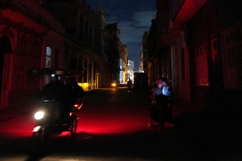 Una pareja se besa en