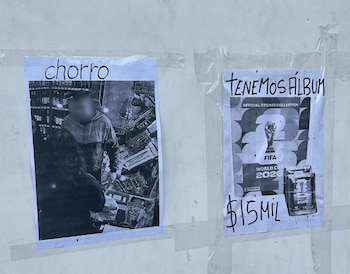 Dos folios en una pared. Uno con foto borrosa y 'chorro'. El otro con álbum FIFA Mundial 2026, figuritas, 'Tenemos álbum' y '$15 mil'
