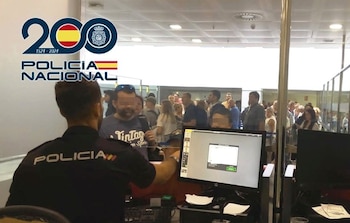 Un control de pasaportes en
