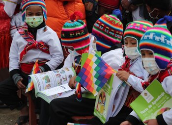 Un grupo de niños atiende