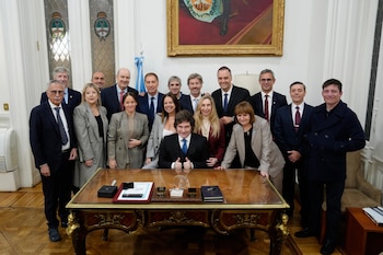 El presidente Javier Milei junto al Gabinete completo durante el informe de gestión del ministro coordinador, Manuel Adorni.