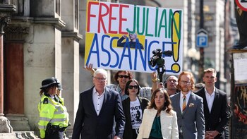 La defensa de Assange alega