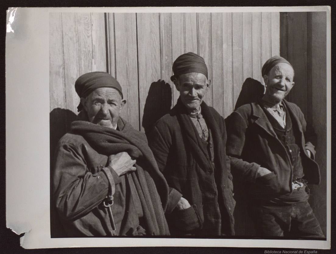 Vecinos de Cantavieja (Teruel) durante la Guerra Civil española (Biblioteca Nacional España)