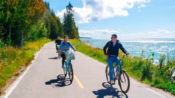 La carretera M-185 rodea Mackinac