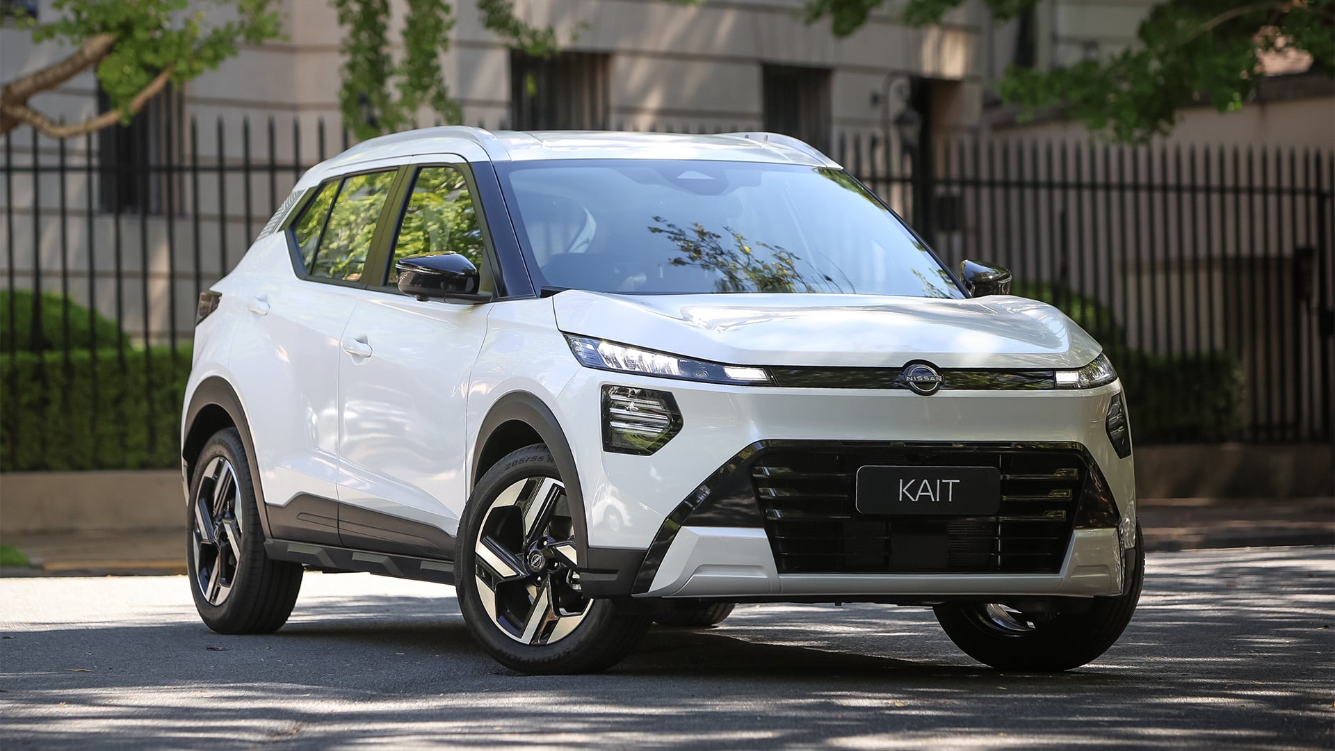 La imagen ilustra la parte frontal izquierda del nuevo Nissan Kait, que cambió totalmente su aspecto, aunque mantiene el adn de su predecesor. (Nissan Argentina)