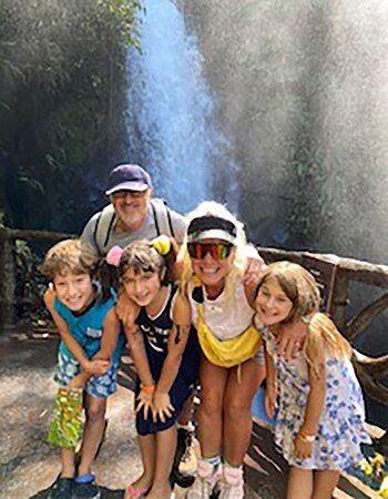 Una familia feliz que se