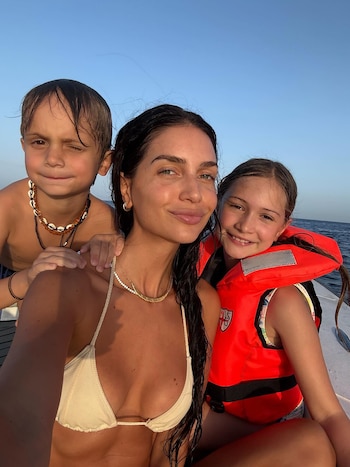 Zaira junto a sus dos