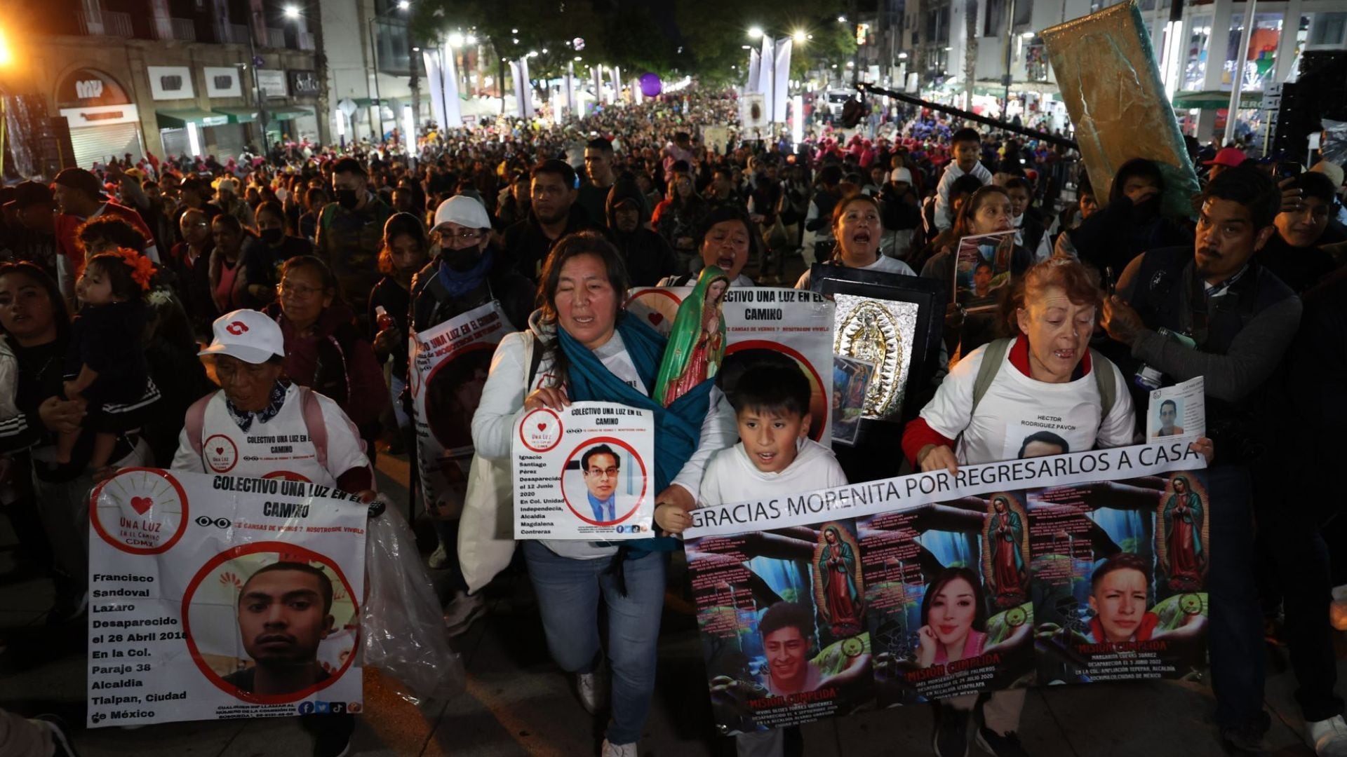 Madres y padres de personas desaparecidas caminaron hasta la Basílica de Guadalupe este 12 de diciembre. FOTO: GALO CAÑAS/CUARTOSCURO.COM