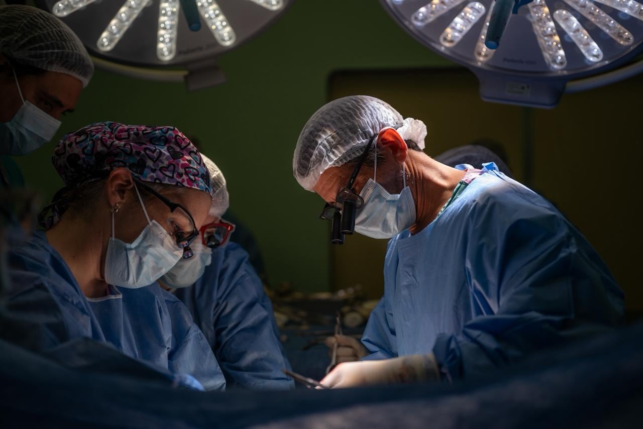 Médicos del Hospital Garrahan durante una operación